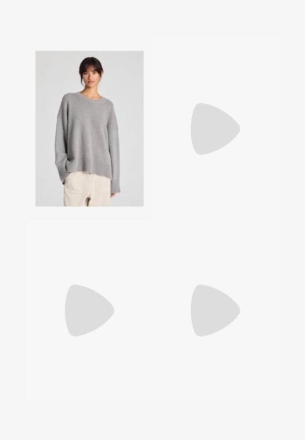 Grijze gebreide trui met een ontspannen pasvorm, ronde halslijn, geribde manchetten en zoom. Zachte textuur met een subtiel breipatroon. Gecombineerd met lichte broeken.; Donkergroene wijde jeans van een katoenmix, met een sluiting met een voorste knop, vijf zakken en klassieke denimstiksels.; Lichtbeige sandalen met drie verstelbare banden met metalen gespen, een gewatteerde voetbed en een zwarte rubberen zool.; Bruine leren tote bag met twee verlengde handvatten, gestructureerde rechthoekige vorm, gladde textuur en subtiele stiksels.
