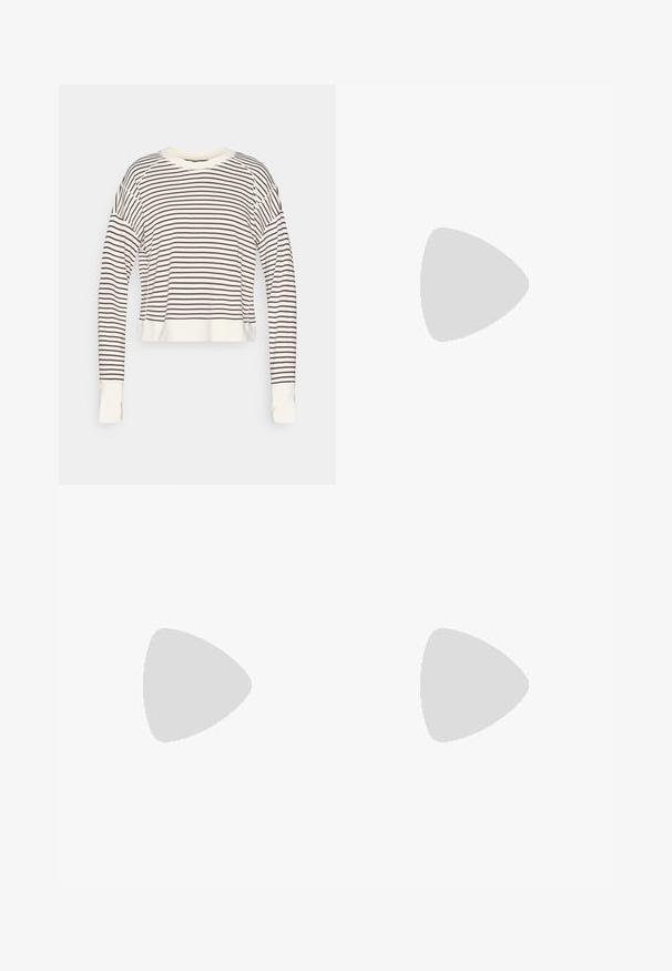 Kreemist värvi lühendatud pikkade varrukatega särk, millel on tumeda pruunid horisontaalsed triibud. Omab ümmargust kaelust ja sobivaid mansette. Pehme kangastekstuuri.; Must have mustern kootud sportlik tank top, mis on valmistatud venivast ja siledast kangast. Omab ümarat kaelust ja väikest valget Nike logo rinnas.; Mustad must sportlikud lühikesed püksid, millel on elastne vöökoht, kihiline disain ja väike valge Nike logo vasakul all. Kerge materjal.; Mustad mustat spordijalatsid tekstuurse pealse ja valgete aktsentidega, koos paelte ja külglogoga. Kanda tumepruunide leggingsidega ja heledate sokkidega.