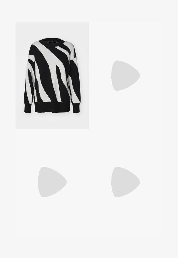 Maglione a righe bianche e nere realizzato in morbido tessuto a maglia, con scollo a girocollo e polsini e orlo a coste, dal taglio rilassato.; Pantaloni neri a gamba larga realizzati in tessuto leggero, caratterizzati da una chiusura frontale con bottone e frontale piatto, con orli cuciti con precisione.; Scarpe sportive con tomaia in pelle bianca, punta in suede grigia e tre strisce nere. Presentano un logo blu sulla linguetta e una suola in gomma testurizzata.; Vivienne Westwood THREE ROW RELIEF CHOKER - Collana - silver-coloured/white
