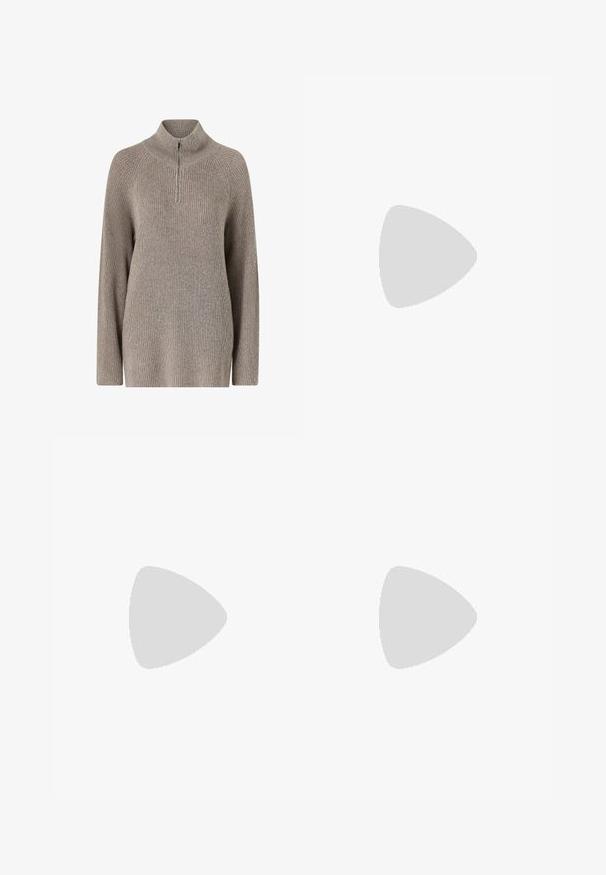 Hellbrauner Strickpullover mit hohem Kragen und halbem Reißverschluss. Er verfügt über eine gerippte Textur und lange Raglanärmel.; Helle blaue Denim-Breitbeinhosen mit hoher Taille, sichtbaren Nähten und normalen Taschen. Verfügt über einen Knopf- und Reißverschluss.; Graue Flip-Flops mit einem strukturierten Fußbett, versehen mit einem dekorativen schwarzen Muster und funkelnden, mit Strass akzentuierten Riemen in V-Form.; Silberne dreieckige Sonnenbrille mit dunklen Gläsern. Der Rahmen hat ein strukturiertes Design und kleine Verzierungen an den Ecken. Elegante Metallstruktur.; Braune Wildleder-Tote mit runder Form, doppelten Griffen und einem metallischen Hardware-Accessoire. Mit einem kleinen Logo auf der Vorderseite.