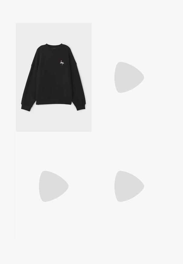 Sweatshirt preto com ombros caídos e decote redondo, apresentando um flamingo bordado e as iniciais "EA" no peito. Tecido suave.; Camiseta de algodão preta com gola redonda, mangas curtas e detalhe de logotipo em relevo no peito. Textura suave, ajuste descontraído.; Calças brancas de corte slim com cintura elástica, apresentando dois bolsos laterais e uma textura suave e ligeiramente brilhante.; Sapatilha branca de cano baixo com fecho de atacadores, sola lisa e pequeno logótipo metálico na lateral, mostrada em fundo simples.