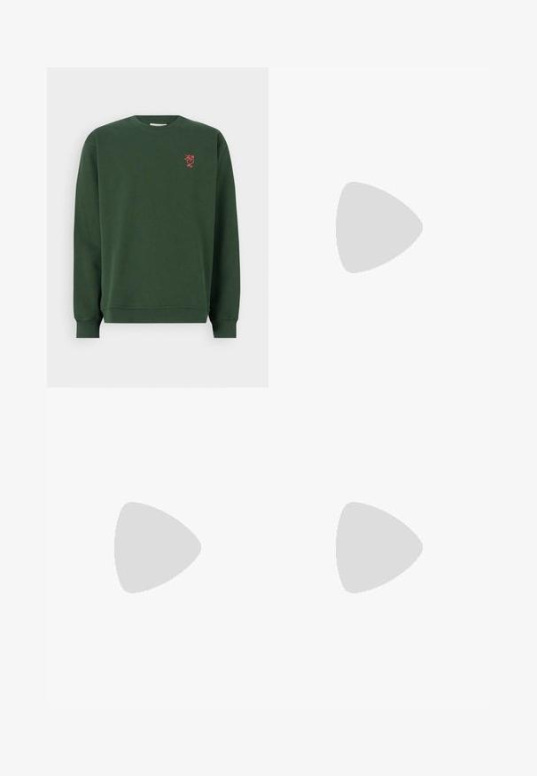 Sweatshirt en coton vert foncé avec des manches longues, des poignets côtelés et un col rond. Présente un petit motif rouge brodé sur la poitrine.; Pantalon noir en tissu lisse, présentant une coupe droite, des poches avant, un bouton simple de fermeture et sans motifs visibles.; Baskets en cuir blanc avec perforations, à bout rond, semelle plate et lacets épais, arborant un logo swoosh visible et "AIR" sur le talon.; Sac à dos en toile noire avec une texture lisse, arborant un design courbé, un compartiment zippé et un logo blanc sur le devant.