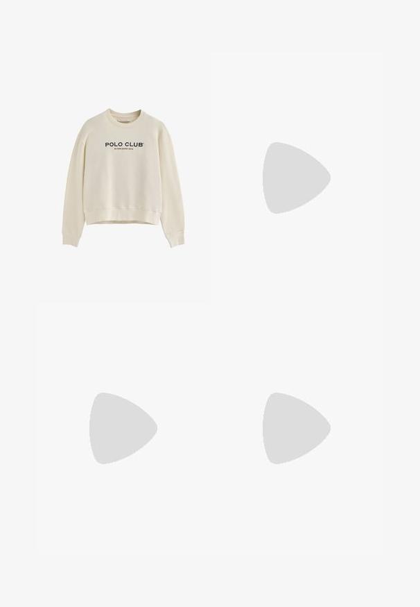 Sweatshirt légèrement beige avec un col rond, des manches longues et un design cropped ; comporte "POLO CLUB" et "ÉTABLI EN 2012" en texte bleu marine et rouge.; Jeans large en denim écru. Design taille haute avec une fermeture à bouton, deux poches avant et des détails de surpiqûres contrastantes.; Botte de cheville en cuir marron avec un talon en bloc empilé, sangle latérale ornée de clous dorés et boucle en forme de "MK" dorée.; Sac en cuir texturé marron en bandoulière avec une sangle en chaîne dorée et une fermeture à rabat. L'avant présente un détail de logo et une poche sous le rabat.