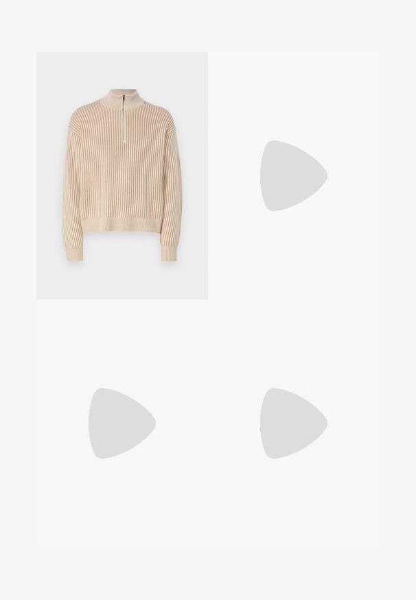 Beige ribbeltrui met een hoge hals en een korte rits aan de voorkant. Kenmerkt zich door lange mouwen en een losse pasvorm. Geheel voorzien van een gestructureerd breipatroon.; Zwarte trainingsbroek van lichtgewicht stof, met een elastische tailleband, taps toelopende pijpen en witte zijkanten.; Bruine leren sneaker met drie lichtgekleurde strepen, rubberen gumzool, ronde neus en gestructureerde nubuck accenten op de hiel en neus.; Zwarte rechthoekige zonnebril met groene lenzen, voorzien van een matte afwerking, rechte pootjes en het Ray-Ban-logo aan de zijkant.