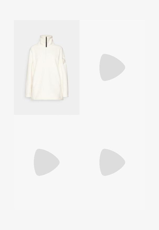 Cálido pulóver de forro polar blanco con un alto cuello, media cremallera en la parte frontal, mangas largas y un acento único con un patrón en la manga izquierda.; Camiseta de manga larga negra de algodón con cuello redondo. Presenta un pequeño logotipo blanco en la parte izquierda del pecho. Diseño y ajuste simples.; Pantalones cargo de nailon negro con cremallera desmontable, puños ajustables, múltiples bolsillos y un logotipo en la pierna derecha. Textura suave y ligera.; Zapatilla deportiva beige y crema con parte superior de malla texturizada, superposiciones de soporte y suela de goma con un patrón de tracción.