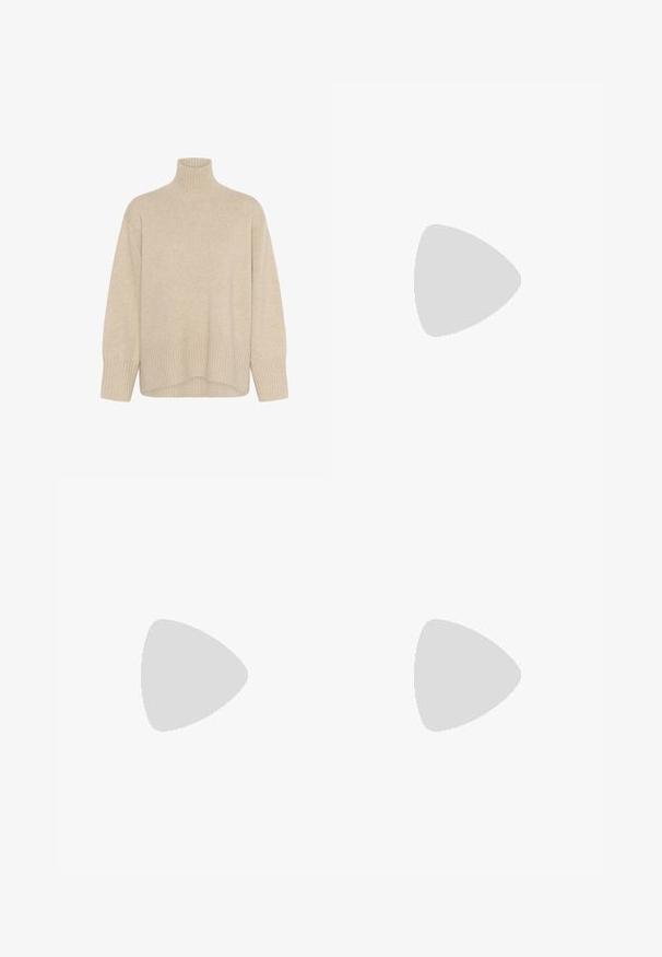 Beige polotröja tillverkad av mjukt stickat material. Har ribbade kanter och mudd, med en avslappnad passform och långa ärmar.; Ljust blå vida jeans i denim. Har fem fickor, knappgylf och blekta detaljer. Klassisk rak passform med en lös passform.; Svarta platta sandaler med smala, korslagda remmar och spänne. Designen är minimalistisk med platt sula och fyrkantig tå.; Svart mocka-handväska med en mjuk, strukturerad form, med en smal läderrem och diskret varumärkeslogotyp. Modellen har på sig en denimjacka.