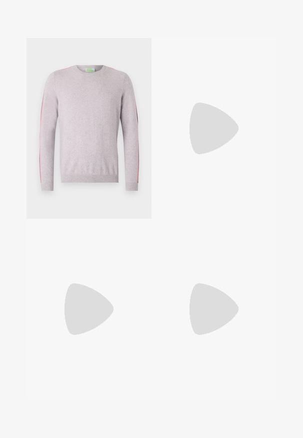 Maglione grigio chiaro realizzato in morbido materiale a maglia, con strisce multicolori in rosa e nero sulle maniche e un colletto e orlo a costine.; T-shirt bianco in cotone con maniche corte, caratterizzato da un logo nero "BOSS" centrato sul petto e un design con scollo rotondo.; Pantaloni in cotone beige con taglio dritto, dotati di chiusura a bottone e pence sul davanti per un tocco di dettaglio in più.; Sneaker grigio in suede con accenti neri, caratterizzato da una superficie texture, allacciatura frontale e un dettaglio logo dorato sul lato.