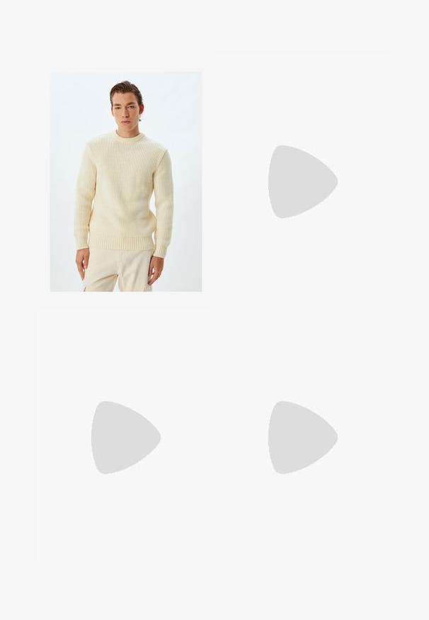 Maglione lavorato a maglia color crema con trama a costine, collo rotondo e polsini aderenti. Indossato sopra pantaloni beige chiaro. Design semplice, senza fantasie.; Maglietta bianca in cotone con maniche corte, scollatura rotonda, vestibilità comoda e senza loghi o motivi visibili. Texture liscia e design minimale.; Pantaloni neri con design a pieghe sul davanti, realizzati in tessuto morbido. Presentano una chiusura con bottone e passanti per cintura; vestibilità a gamba dritta.; Sneakers in pelle bianca con perforazioni, punta rotonda, suola piatta e lacci spessi, con logo swoosh visibile e "AIR" sul tallone.