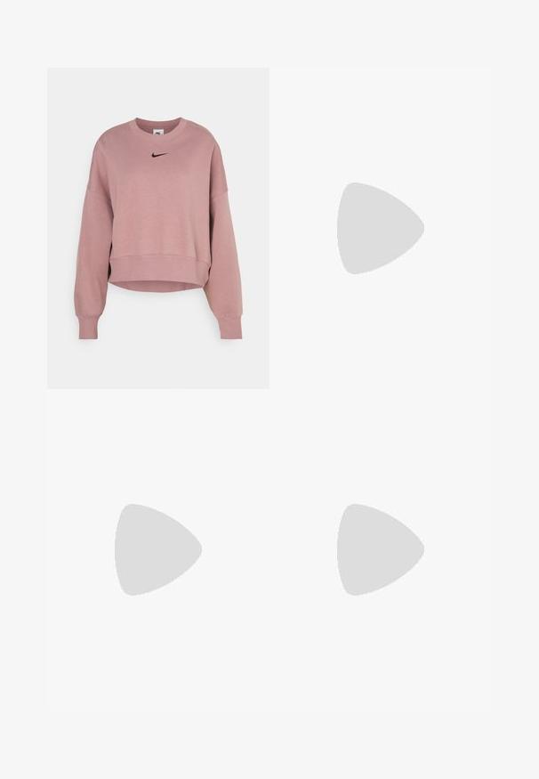 Nike Sportswear CREW - Sportska majica - smokey mauve; Bershka WIDE-LEG - Široke nogavice - black; Bershka Sandale s visokom petom - black; Crna patentna kožna torba s zakrivljenim oblikom, jednim remenom za rame, prednjim džepovima i akcentima od srebrnog tona.
