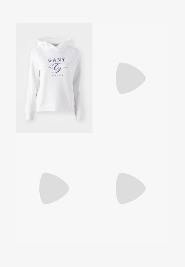 Weißer Hoodie mit einer vorderen Kängurutasche, versehen mit navyblauem Text, der "GANT EST. 1949 NEW HAVEN" lautet, sowie einem großen, stilisierten "G"-Logo.; Faltenrock aus Weiß mit einem schwarzen elastischen Bund, der das "LACOSTE"-Logo trägt. Mittellanges Design mit weicher Textur.; Weiße Leder-Sneaker mit einer dicken weißen Sohle, schwarzem Wildlederakzent an der Ferse und geprägtem Logo an der Seite. Schnürdesign mit sechs Ösen.; Schwarze übergroße Sonnenbrille mit geometrischer Form, ausgestattet mit dunklen Gläsern und einem kontrastierenden grauen Detail im Rahmen. Logo am Bügel.