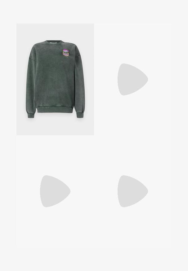 Sudadera verde oscuro con cuello redondo y puños de canalé. Presenta un parche con un diseño de montaña en púrpura, blanco y amarillo. Textura suave.; Jeans de mezclilla azul de pierna ancha con cintura alta, que cuentan con un estilo clásico de cinco bolsillos y un cierre de botón, confeccionados en tela de algodón texturizado.; Botín de cuero negro hasta el tobillo con punta afilada y un diseño elegante. Presenta un tacón bajo y un cierre con cremallera en la parte trasera. Textura suave.; Bolso de mano de cuero negro con una correa de cadena plateada, que presenta acentos decorativos en forma de alas y costuras blancas a lo largo de la costura inferior.