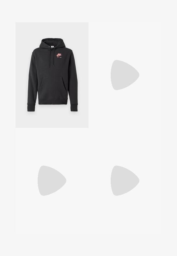 Hoodie preto da Nike Air com bolso frontal, capuz ajustável e logótipo rosa no peito, exibido em fundo branco liso.; Calças de fato de treino pretas, com cintura elástica e um corte solto, com punhos nas pernas, textura suave e sem padrões visíveis ou detalhes de metal.; Sapatilha Nike Air Max 90 branca com parte superior em malha e couro, caixa de dedos perfurada e uma unidade de ar visível no calcanhar.; Óculos de sol pretos com acabamento mate, lentes retangulares, leve curvatura nas hastes, detalhe sutil do logo e lentes de cor fumada.