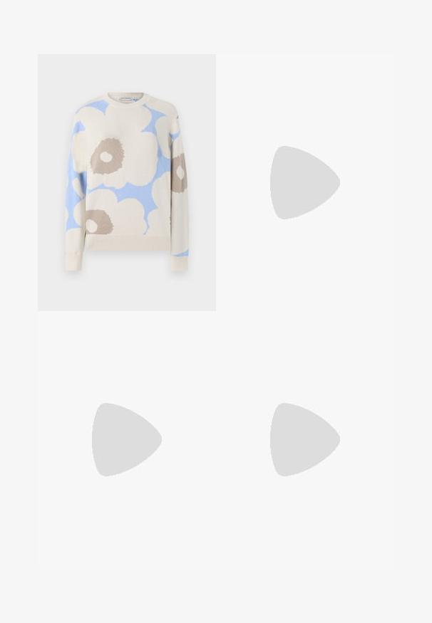 Krēmkrāsas džemperis ar ziliem un brūniem ziedu motīviem, apaļš kakls un ribināti piedurknes. Izgatavots no mīkstas adījuma materiāla.; Leparda raksta platā kāju džinsi brūnā un sarkanā krāsā. Izgatavoti no denima, tiem ir klasiskā piecu kabatu dizains un metāla akcenti.; Melna lakotā ādas sandale ar norādītu pirkstu, divām siksnām, zelta apaļiem akcentiem un zemu bloku papēdi.; Melnas ādas plecu soma ar taisnstūra formu, gludu tekstūru, plānu plecu siksnu un minimālistisku dizainu.