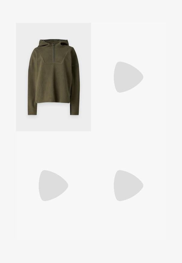 Oliivivärinen fleece-pullover hupulla, puoliväli-vetoketjulla, teksturoitua kangasta ja kontrastiväriset reunat helmassa ja hihoissa.; Vaaleansiniset farkut, joissa on rento istuvuus. Farkuissa on kulutettuja yksityiskohtia, nappisuljenta kahdella napilla ja suorat lahkeet.; Valkoinen nahkakengät, joissa on rei'itetty varvasosa, teksturoitu pohja ja valkoiset nauhat, yhdistettynä leveisiin punaisiin housuihin ja sinikeltaiseen taustaan.; Kolme paria suorakulmaisia aurinkolaseja: yksi vaaleanpunainen, yksi valkoinen, yksi musta. Kaikissa on tummat linssit ja kiiltävä muovikehys.; Kultaketjut kullasta, joissa on sileä, kiiltävä pinta. Pyöreä muotoilu, jossa on pieni tappi ja kirkas taustalevy turvalliseen käyttöön.