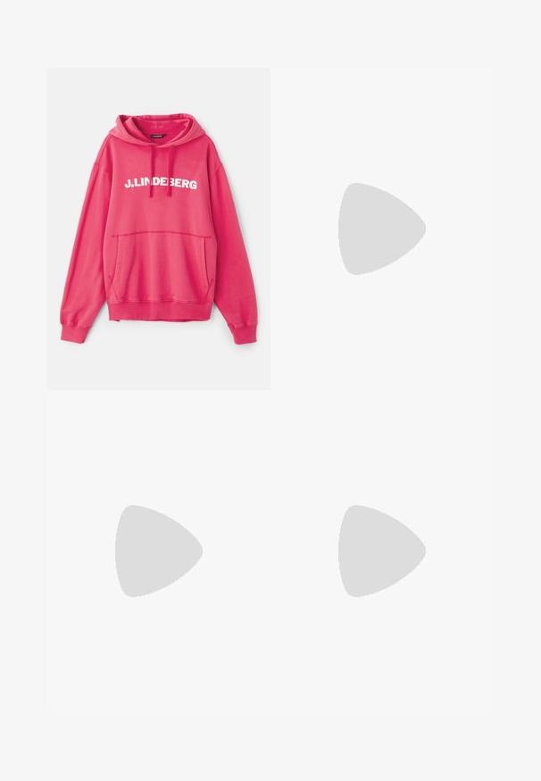 Růžová mikina s kapucí, která má přední kapsu. Logo značky "J.LINDEBERG" je výrazně zobrazeno bílou barvou na hrudi.; Černé kalhoty z hladkého materiálu s pukem vpředu, zapínáním na knoflík a ohrnutými manžetami u kotníků.; Černé pletené nazouvací boty s hladkým koženým akcentem na svršku, kulatou špičkou a nízkoprofilovou gumovou podrážkou.; Hnědá kabelka z krokodýlí kůže s embosováním, s horními uchy a odnímatelným ramenním popruhem. Disponuje sponou na zavírání a obdélníkovým tvarem.