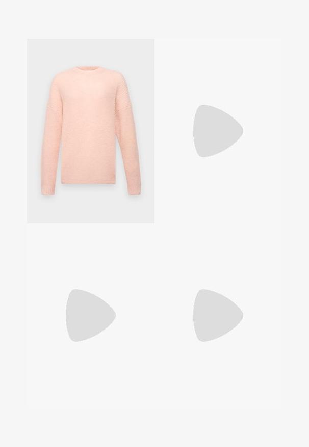 Ljusrosa stickad tröja med rund hals, långa ärmar, ribbade muddar och en texturerad yta. Mjukt tyg med en avslappnad passform.; Svarta vida byxor i slät tyg, med hög midja, veck och skräddarsydd design. Enkel svart detalj vid midjan.; Svart lädersandal med fyrkantig tå, tunna remmar, justerbar ankelrem och låg klack. Har en liten guldaccent på remmen.; Svart läderhandväska med krokodilprägling, strukturerad design, topphandtag, justerbar rem och en framträdande logotypdetalj på framsidan.