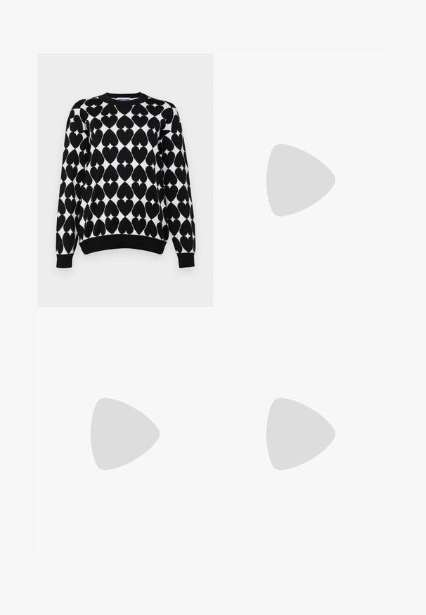 Sweater preto e branco com padrão de coração, gola redonda canelada e punhos, com acabamento em malha texturizada.; Calças largas de pregas pretas com uma cintura elástica. O tecido apresenta pregas verticais e uma textura suave.; Sandal com salto alto preto e design de tiras trançadas, bico quadrado e tira de tornozelo ajustável. Sola em tom bege claro com um salto preto brilhante.; Bolsa de couro preta com um design de topo franzido, apresentando duas alças curtas e uma alça longa ajustável. Textura suave, formato arredondado.
