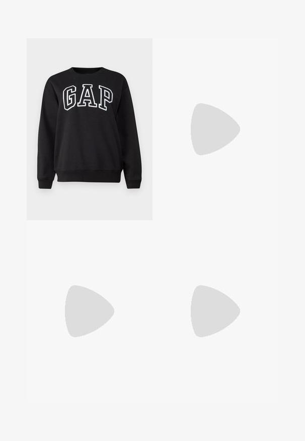 Hanorac negru din bumbac, cu guler rotund. Prezintă o inscripție mare "GAP" albă pe față. Mâneci lungi și manșete ribbate.; Jeans evazați din denim albastru închis. Au cinci buzunare, bucle pentru curea și o margine brută la baza, cu detalii de coasere vizibile.; Sneakers din pânză de culoare albastru deschis, cu vârf și talon din cauciuc crem, având șireturi albe și un maner pe călcâi.; Geantă din piele neagră, cu o formă curbată, curea detașabilă și accesorii aurii. Geanta are un capac cu un detaliu tip cataramă.