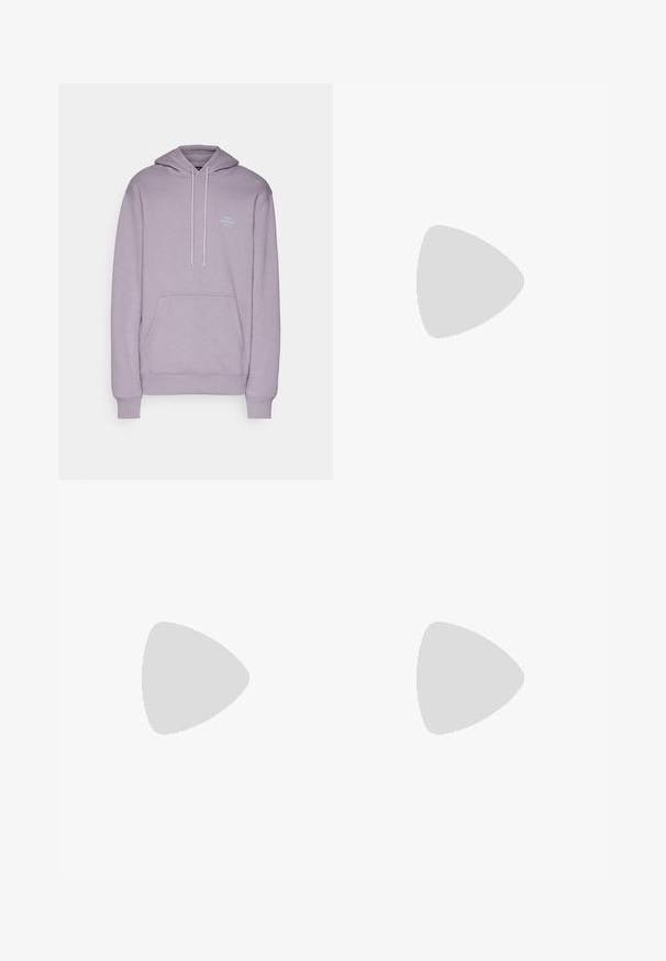 Mads Nørgaard STANDARD HOODIE LOGO - Felpa con cappuccio - gray ridge; Pantaloni cargo neri realizzati in tessuto resistente, con tasche laterali, chiusura a bottone e design slim fit. Texture liscia con dettagli minimi.; Sneakers alte bianche realizzate in pelle liscia con punta perforata, chiusura con lacci e dettaglio del logo discreto sul lato. Suola in gomma texturizzata.; Occhiali da sole rettangolari verdi con lenti scure e solide, montatura spessa e trasparente, e una leggera finitura lucida. Dettagli sui templi.