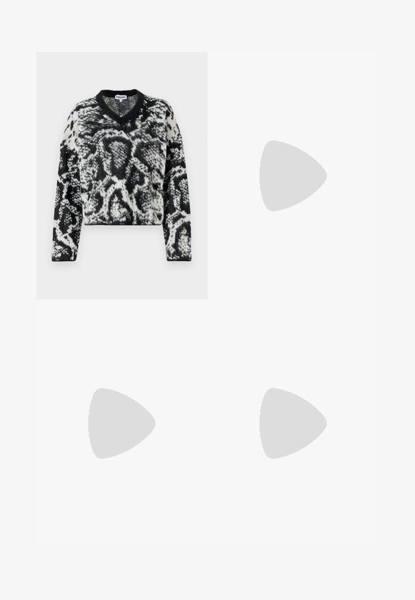 Maglione cropped bianco e nero con scollo a V, caratterizzato da un motivo animalier testurizzato e maniche lunghe. Materiale in maglia morbida.; Jeans azzurri chiari a vita alta realizzati in denim. Presentano gambe larghe, due aree strappate sulle ginocchia e il classico styling a cinque tasche.; Sneaker alta in tela bianca con suola in gomma nera, punta in gomma frontale e sei asole per i lacci, caratterizzata da un design pulito e minimalista.; Borsa a tracolla in pelle rossa con un design angolare e geometrico. Presenta una singola tracolla regolabile e una chiusura a patta con dettagli cuciti.