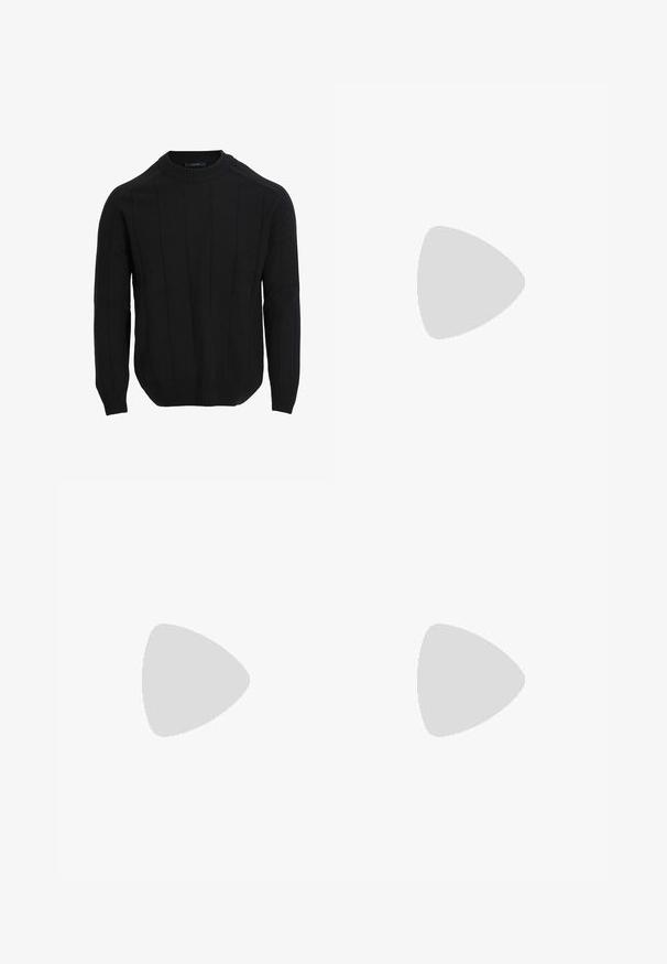 Pull noir en tricot avec un col rond, présentant des motifs verticaux en côtes et des poignets et un ourlet côtelés. Fabriqué à partir d'un tissu doux et texturé.; Pantalons larges noirs avec un devant plissé, des poches latérales et une texture de tissu lisse. Conçus pour un ajustement décontracté.; Chaussure habillée en cuir noir avec une finition lisse, bout rond, six œillets et un petit talon. Présente des coutures délicates et une semelle plate.; Sac bandoulière en cuir noir avec une finition texturée, quincaillerie dorée, fermeture à rabat et une sangle ajustable. Présente un logo sur le devant.