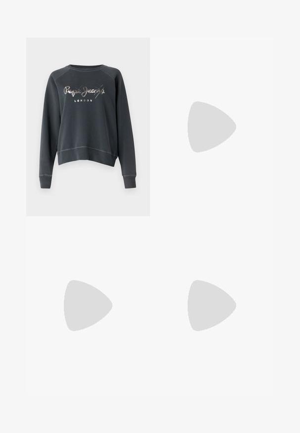 Felpa grigio scuro a girocollo con maniche lunghe, caratterizzata da un logo ricamato in argento "Pepe Jeans London" sul davanti. Tessuto morbido.; Pantaloni della tuta grigio chiaro con una vestibilità rilassata, vita elasticizzata, cordoncino e tasche laterali; realizzati in un morbido tessuto testurizzato.; Stivali Moon Boot bianchi con parte superiore in pelliccia sintetica, chiusura con lacci sul davanti e suola in gomma. Finitura testurizzata e logo impresso sul lato. Design chunky e imbottito.; Orecchini color oro con una forma liscia e arrotondata, caratterizzati da una superficie riflettente e una chiusura a perno per un indossamento sicuro.