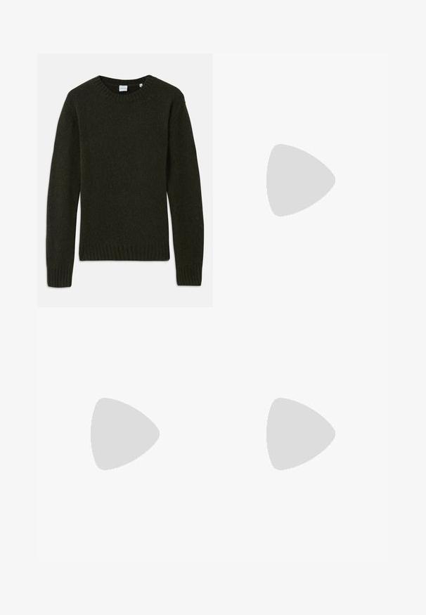 Tmavě zelený pletený svetr s kulatým výstřihem, žebrovanými manžetami a lemem. Měkká textura, dlouhé rukávy a jednoduchý design bez vzorů.; Tmavě modré džíny rovného střihu s předním poutkem, zipem, dvojitými předními kapsami a viditelnými vertikálními záhyby na nohavicích.; Černé kožené polobotky s hladkou texturou, zaoblenou špičkou a zdobným páskem přes nárt. Nízký stohovaný podpatek, minimalistický design.; Černá kožená crossbody taška s klopovým zavíráním, stříbrným kováním a dvěma kulatými detaily. Obsahuje odnímatelný popruh. Hladká textura.