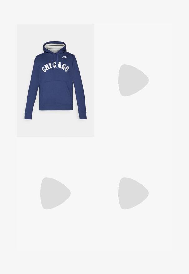 Marineblå Nike hettegenser med kengurulomme, med "CHICAGO" i hvit, teksturert skrift, og en hvit Nike-logo på skulderen.; Svart kortermet Nike t-skjorte laget av glatt stoff, med en hvit swoosh-logo på øvre venstre side, rund hals.; Svarte joggebukser laget av lett stoff med elastisk midje, ankelmanchetter og en diskret Nike-logo på venstre side.; Svart treningssko med teksturert overdel, hvit Nike-swoosh og hvit gummisåle. Har snøring og en dynamisk form.