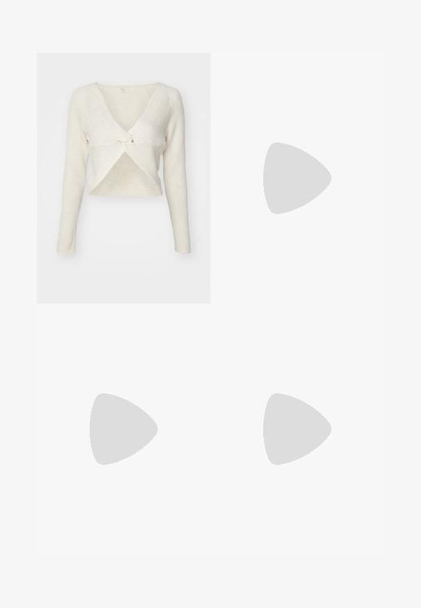 ONLY ONLLARISA V NECK - Svetrík - cloud dancer; Biele široké nohavice vyrobené z ľahkej tkaniny. Obsahujú elastický pás so sťahovacou šnúrkou a bočné vrecká. Hladká textúra.; Biele sandále na vysokom opätku s hrubým podpätkom, s pruhovaným dizajnom a viazaním na členku. Hladký povrch s platformou vpredu pre zvýšenú výšku.; Biela syntetická kabelka s trojuholníkovým tvarom, plochým predným klapkou a detailom mašle, nastaviteľným popruhom, hladkou textúrou a minimalistickým dizajnom.