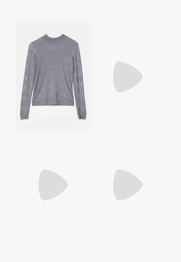 Jersey gris de manga larga con cuello redondo, fabricado en tejido suave y texturizado con un brillo metálico y sutiles acentos de rayas horizontales.; WEEKEND MaxMara ELMO - Pantalones - nero; Botas de cuero negras hasta el tobillo con punta afilada y tacón cuadrado, combinadas con pantalones plateados brillantes, mostrando texturas elegantes y colores contrastantes.; Bolso sintético negro de forma curva, con una gran hebilla cuadrada plateada y un único asa redondeada. Textura suave.