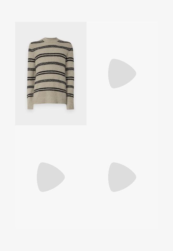 Pulover bej cu dungi negre, textură tricotată, de tip crew neck și mâneci lungi. Prezintă dungi de grosimi variate pentru detaliu.; Pantaloni negri, croiți, cu o potrivire dreaptă, dintr-un material neted. Au curea de brâu și detaliu de pliuri pe față.; Adidași din piele albă cu un finisaj neted, vârf rotunjit, șireturi plate și o talpă texturată. Accente din piele întoarsă gri la călcâi.; Ochelari de soare din plastic transparent cu lentile dreptunghiulare maro, având brațe subțiri, transparente și accente metalice pe tâmple.