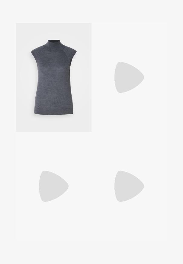 Siva brezrokavni pulover s turtleneck ovratnikom, prileganju telesu, rebrasto teksturo, gladko blago, z visokim ovratnikom in modnimi izrezanimi rameni.; Črne krojene hlače s direktnim krojem, ki se ponašajo z gladko teksturo in ostrimi pregibi spredaj. Ni vidne kovine.; Bež sandale z blok peto, tankimi trakovi in kvadratnim prstom. Gladek material z minimalnim okrasjem, zasnovan za enostavno nošenje.; Črna usnjena torbica s strukturnim dizajnom, ki ima skrajšano obliko, zgornji ročaj in zlate dodatke. Vključena je nastavljiva ramenska naramnica.