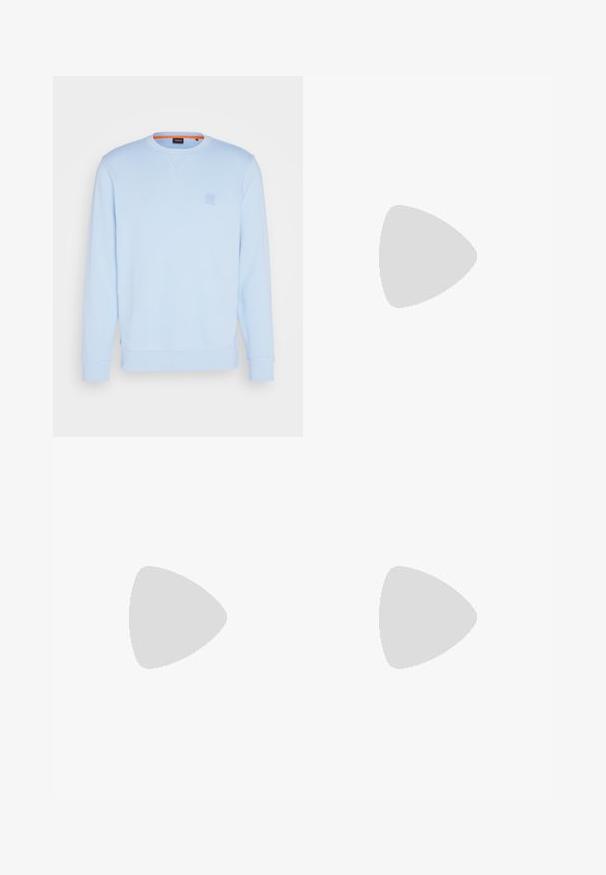 BOSS WESTART - Sportinis megztinis - open blue; Kreminės spalvos trumpas rankovės marškinėliai su aukštu apykakle, ant kurių priekyje kaklo ir vidinėje etiketėje juodu spalva yra užrašas "BOSS".; Juodi siauri džinsai su balta raišteliu, viršutinėje šlaunies dalyje su subtiliu logotipu, ant vienalytės fono.; Juodi sportiniai batai su lygia odine viršutine dalimi, apvaliu pirštu, plokščiomis raišteliais, pagaminta su paminkštinta apykakle ir minimalizmo dizainu. Guma padais su subtilia protektoriaus raštu.