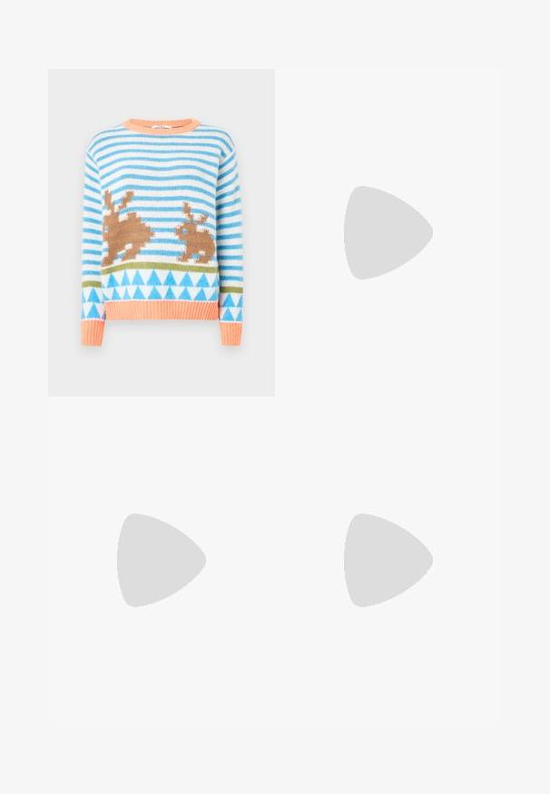 Gestrickter Pullover mit blauen und weißen Streifen, braunen Hasenmotiven, grünen geometrischen Mustern sowie einem orangefarbenen gerippten Kragen und Saum.; Schwarze Hose mit geradem Schnitt, ausgestattet mit Fronttaschen und Seitenschlitzen am Saum. Hergestellt aus weichem, glattem Stoff. Geeignet für verschiedene Anlässe.; Schwarze Lederstiefel bis zum Knie mit runder Zehenform, glatter Textur, minimalistischem Design und flacher Sohle. Einfache Nahtdetails am Schaft.; Schwarze Lederhandtasche mit strukturiertem Design, doppelten oberen Griffen, goldfarbenem Schnallenakzent und geprägtem Markenlogo auf der Vorderseite.