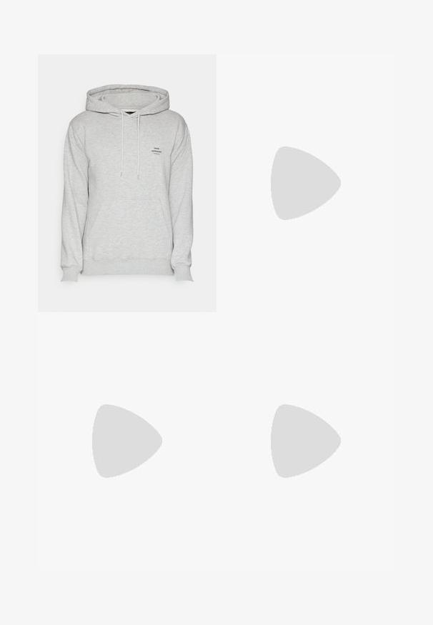 Mads Nørgaard STANDARD HOODIE LOGO - Džemperis ar kapuci - grey; Balta īsām piedurknēm puskrekls, izgatavots no viegla materiāla. Apaļa kakla izgriezums ar gludu virsmu un bez redzamām rakstiem vai akcentiem.; Tumši zilas džinsa bikses ar šauru piegriezumu, piecām kabatām un pogu aizdari. Iezīmējas ar smalku šuvēšanu un gludu tekstūru.; Pier One UNISEX - Puszābaki - black