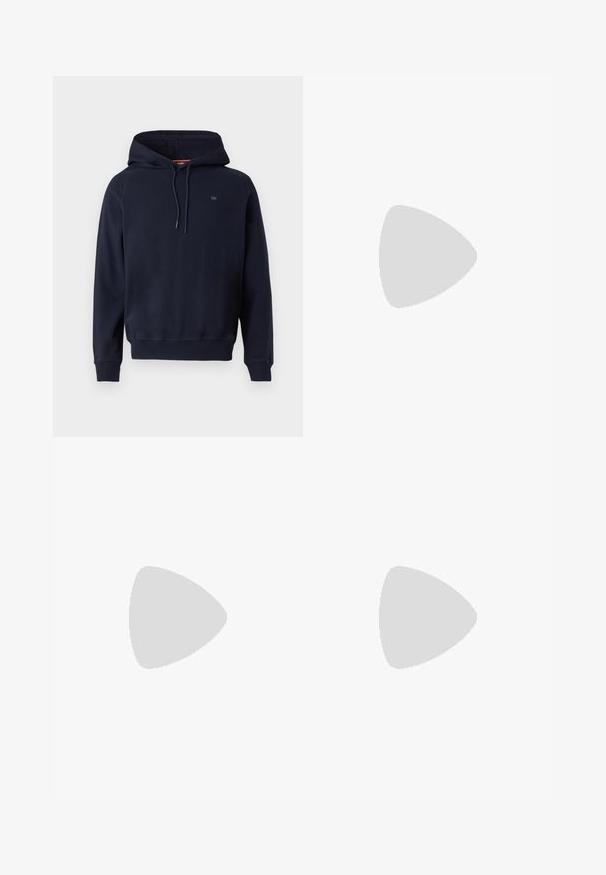 Hanorac cu glugă de culoare albastru închis, cu mâneci lungi, șnururi frontale, manșete și tiv dantelate, și un mic logo pe piept.; Tricou din bumbac de culoare bleumarin, cu gât rotund și mâneci scurte. Prezentă un logo alb Nike pe partea stângă a pieptului și un tiv drept.; Pantaloni de trening Nike bleumarin, confecționați dintr-un amestec de bumbac moale, având un brâu elastic, picioare conice și un mic logo alb pe lateral.; Adidași din piele albă cu suprafețe texturate, guler căptușit și amortizare vizibilă în talpă. Prezintă sireturi și un design minimalist.
