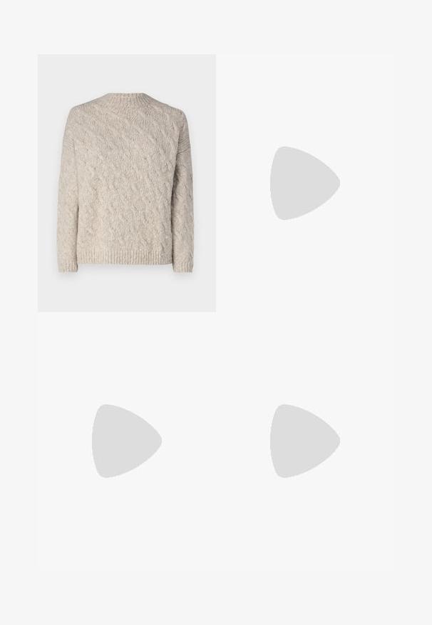 Maglione in maglia beige chiaro con un motivo a treccia testurizzato, maniche lunghe e scollatura rotonda con orlo e polsini a coste.; Pantaloni neri su misura con un design a gamba dritta, caratterizzati da una texture liscia e pieghe ben definite sul davanti. Senza hardware visibile.; Décolleté bianco in pelle con punta affusolata, texture liscia e suola nera. Design classico con un'altezza del tacco moderata.; Borsa a mano in pelle nera con un design strutturato, caratterizzata da una forma corta, manico superiore e accessori in metallo dorato. Inclusa tracolla regolabile.
