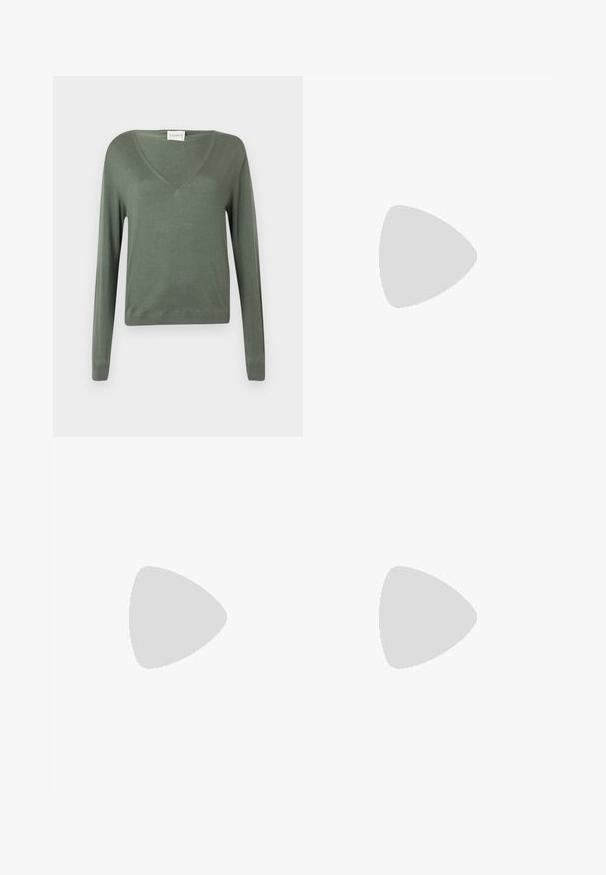 Pull à manches longues en V en vert olive, fabriqué dans un tissu doux avec une texture lisse. Présente un ourlet droit et des poignets côtelés.; Jeans en denim foncé à jambes larges et taille haute, avec des coutures contrastées et un style classique à cinq poches. Texture lisse, sans motifs visibles.; Chaussure slingback en cuir noir avec un bout pointu, un design courbé et un talon arrondi en bois. Équipée d'une fine bride à la cheville.; Sac en cuir texturé marron en bandoulière avec une sangle en chaîne dorée et une fermeture à rabat. L'avant présente un détail de logo et une poche sous le rabat.