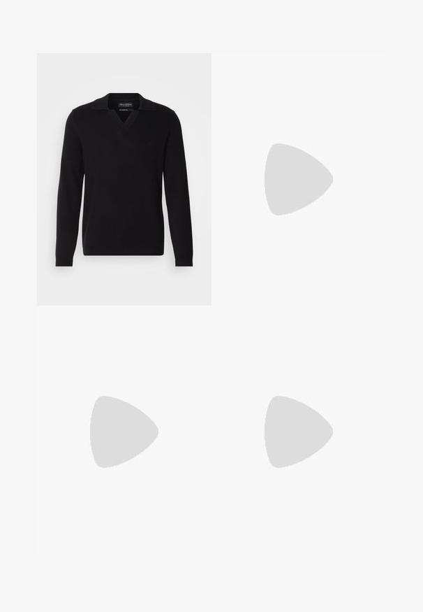 Pullover nero in maglia con scollo a V e colletto ripiegato. Presenta maniche lunghe e un logo discreto sul petto. Texture liscia.; Maglietta da calcio a maniche lunghe bianca con texture a costine, colletto e polsini neri, con logo Adidas nero e emblema grafico circolare.; Pantaloni neri a gamba dritta con passanti per cintura, chiusura a bottone e un design elegante e minimale su uno sfondo neutro.; Sneaker Adidas Samba bianca con strisce nere, lacci neri, tallone in suede beige e suola in gomma color moka, mostrata in profilo laterale sinistro.