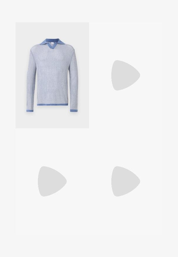 Helles blaues Strickpullover mit langen Ärmeln, V-Ausschnitt und kontrastierendem Denim-Kragen. Weiche Textur und normale Passform.; Schwarze Shorts mit elastischem Bund und Kordelzug, aus leichtem Material. Bietet eine lockere Passform und hat keine sichtbaren Muster oder Akzente.; Braun und blaue Karohosen mit weitem Bein, kombiniert mit weißen Schuhen mit schwarzen Akzenten und strukturierten Sohlen, vor einem grünen Hintergrund.; Runde Sonnenbrillen mit einem dünnen schwarzen Metallrahmen, dunklen Gläsern und verstellbaren Nasenpolstern. Die Bügel verfügen über ein dezentes Markenzeichen.