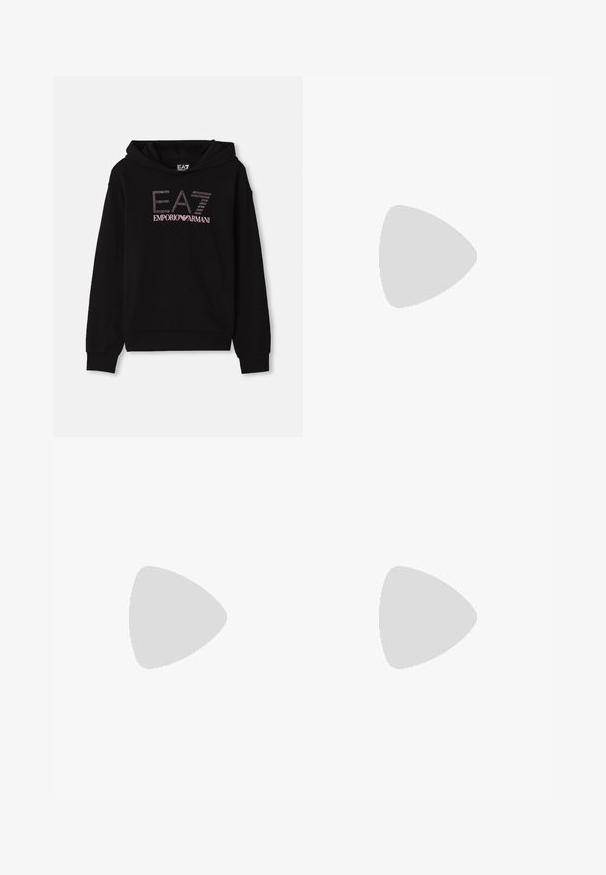 Felpa nera con grafica frontale in strass che presenta il testo "EA7 EMPORIO ARMANI". Ha una tasca a marsupio e polsini a costine.; Pantaloni a gamba larga in tessuto crema chiaro, dotati di tasche laterali, frontale liscio e chiusura a un bottone in vita. Texture morbida.; Sandal con tacco nero e design con cinturino intrecciato, punta quadrata e cinturino alla caviglia regolabile. Soletta beige chiaro con tacco nero lucido.; Borsa a mano in pelle nera con un design strutturato, caratterizzata da una forma corta, manico superiore e accessori in metallo dorato. Inclusa tracolla regolabile.
