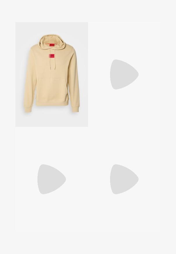 Hoodie beige en tissu doux, avec une poche kangourou, des poignets côtelés et une étiquette rectangulaire rouge sur la poitrine.; Polo-shirt blanc en coton, avec un plastron à deux boutons, des manches courtes et un logo discret sur la poitrine gauche. Texture lisse.; Un pantalon décontracté de couleur crème clair, fabriqué en tissu doux. Il dispose d'une taille élastique avec un cordon de serrage et d'une coupe fuselée.; Baskets en beige, crème et vert olive, dotées de matériaux en daim et cuir, d'un bout rond, d'un design minimaliste et d'une semelle en caoutchouc.