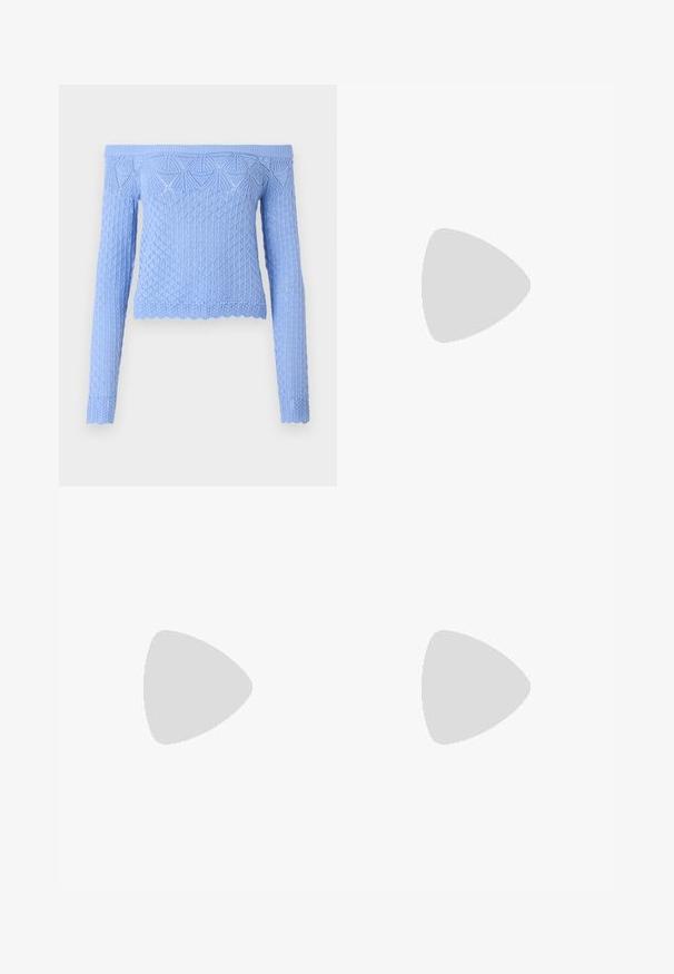 Ljusblå off-shoulder stickad tröja med långa ärmar, texturerat diamantmönster och vågig nederkant.; Jeans med vida ben i medelblått, med slitna knäskärningar, råa fållkanter och en klassisk femficksdesign med knapplås i metall.; Svarta lackläder slingback klackar med spetsig tå och geometrisk klack. Har en elegant, minimalistisk design och slät yta.; Svart läderhandväska med en böjd form, avtagbar rem och guldiga detaljer. Väskan har ett lock med en spänndetalj.