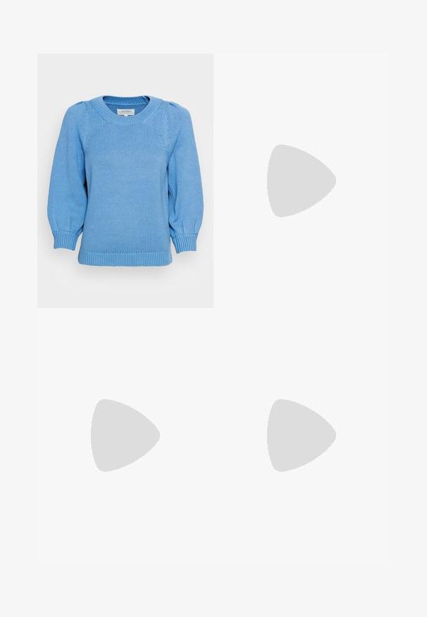 Part Two GABI - Camisola - della robbia blue; Camisola de manga longa branca em tecido suave e leve; possui um decote redondo e um ajuste ligeiramente relaxado; etiqueta visível na lateral.; Jeans de cintura alta e pernas largas em denim azul escuro com uma textura suave, costuras em contraste e design de cinco bolsos. Fecho frontal com botão.; Sapatilha de couro branca com atacadores flutuando acima de um banco de madeira, com erva alta verde desfocada ao fundo ao ar livre.