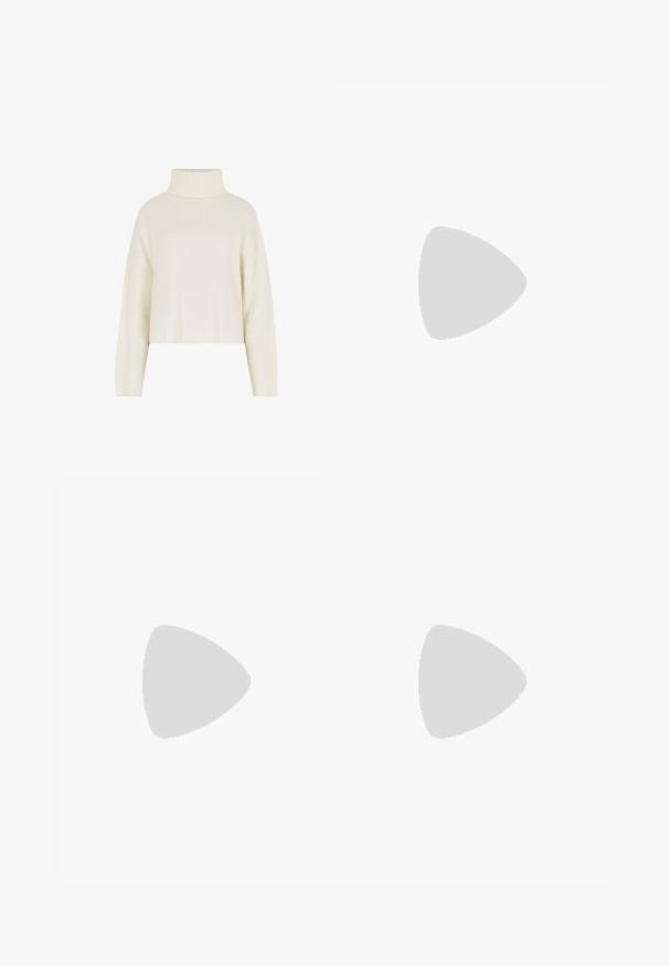 Maglione a collo alto color crema con texture a coste, vestibilità oversize, spalle scese e maniche lunghe per una silhouette rilassata.; Jeans in denim blu con gamba dritta e vita alta, design a cinque tasche e chiusura con bottoni. Cuciture evidenti e rivetti di tonalità rame.; Mocassini neri in pelle con una texture lucida, dotati di una classica fascia a penny e una suola robusta e spessa per una maggiore aderenza.; Occhiali da sole rettangolari neri con lenti scure. Montatura in plastica con finitura opaca. Dettagli dorati sugli steli e marchio del logo.