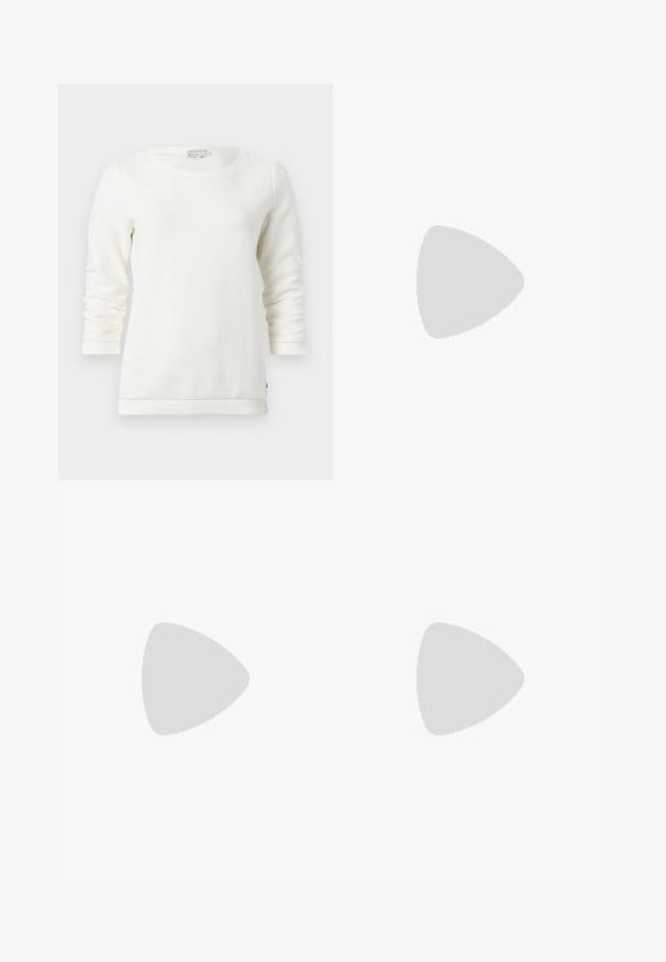Sudadera blanca de manga larga con un patrón texturizado, cuello redondo y puños acanalados. Tejido suave con un corte relajado.; Jeans de mezclilla azul claro con ajuste recto, cintura alta, textura desgastada y cinco bolsillos. Presenta cierre de botón metálico y cremallera.; Zapatilla blanca hecha de material sintético liso, con puntera redondeada, diseño de cordones, suela plana y sutiles detalles perforados.; Bolso tote de cuero marrón con asas dobles, cuenta con costuras en contraste y un diseño espacioso, adecuado para el uso diario.