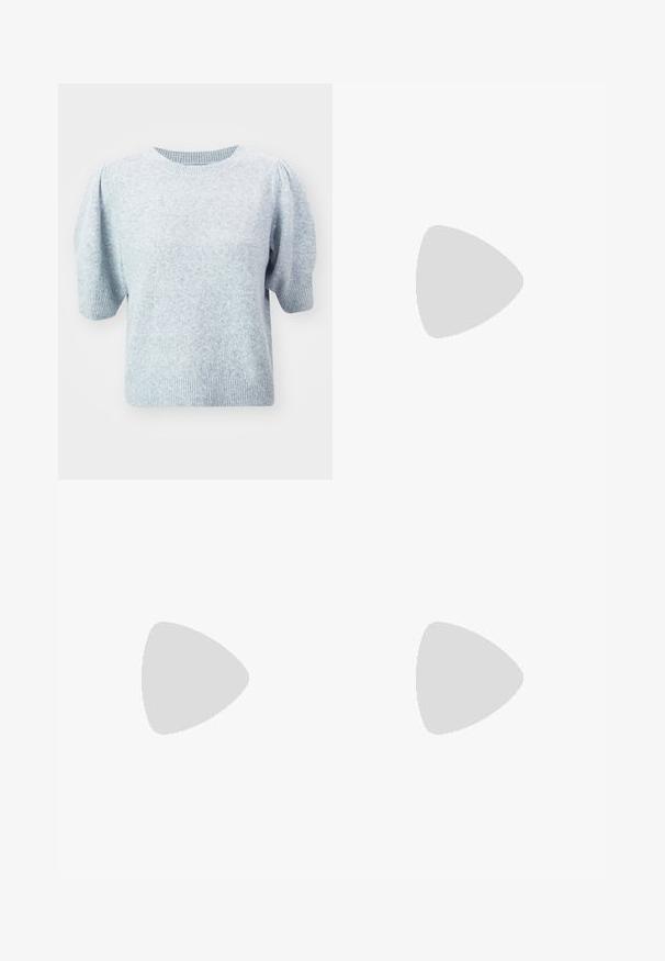 ONLY ONLRICA LIFE PULLOVER - Svetr - light grey; Šedé džíny z denimu se střihy rovnými nohavicemi, s poškozenou úpravou, pěti kapsami a měděnými nýtky. Pasová část obsahuje logo štítek.; Sportovní boty s bílým koženým svrškem, šedou semišovou špičkou a třemi černými pruhy. Obsahují modré logo na jazyku a texturovanou gumovou podrážku.; Černá kožená kabelka přes rameno s zakřiveným tvarem, jedním plochým popruhem a svrchním zipovým uzávěrem. Hladká textura s minimem kovových detailů.