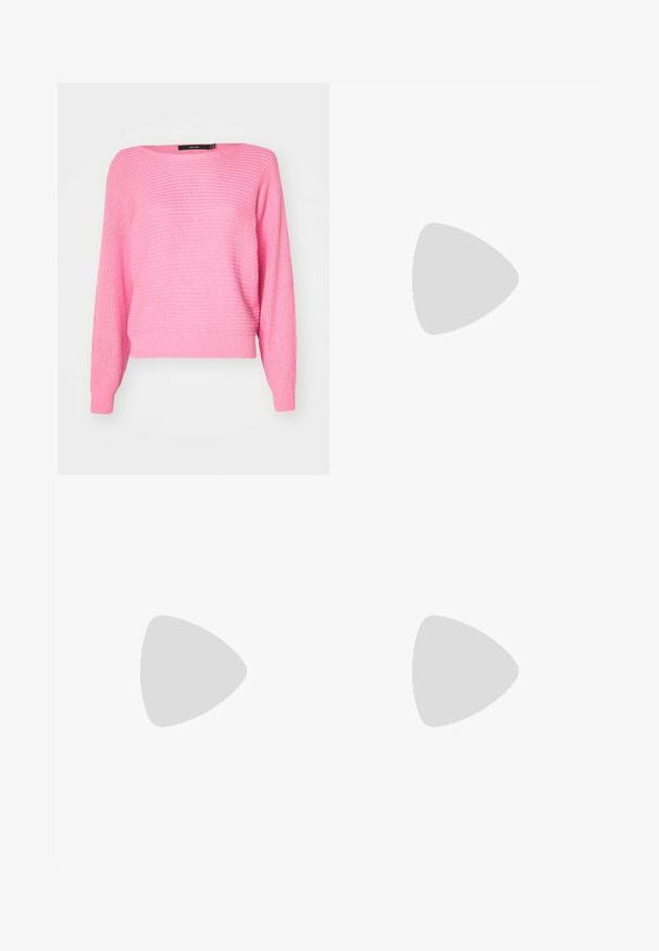 Sweater rosa tricotado com um corte largo, decote amplo e mangas longas. Apresenta punhos e bainha texturizados em canelado.; Calças brancas, ajustadas, com um design de perna reta, apresentando um fecho de botão, passantes para cinto e bolsos laterais; textura de tecido suave.; Sapatilhas slingback de cor rosa pálido com bico fino, feitas de um material semelhante a couro liso. Apresentam detalhes recortados nas laterais e um salto plano.; Bolsa de mão em couro branco com um design estruturado, apresentando um fecho magnético e uma alça de ombro, exibida sobre um fundo neutro.