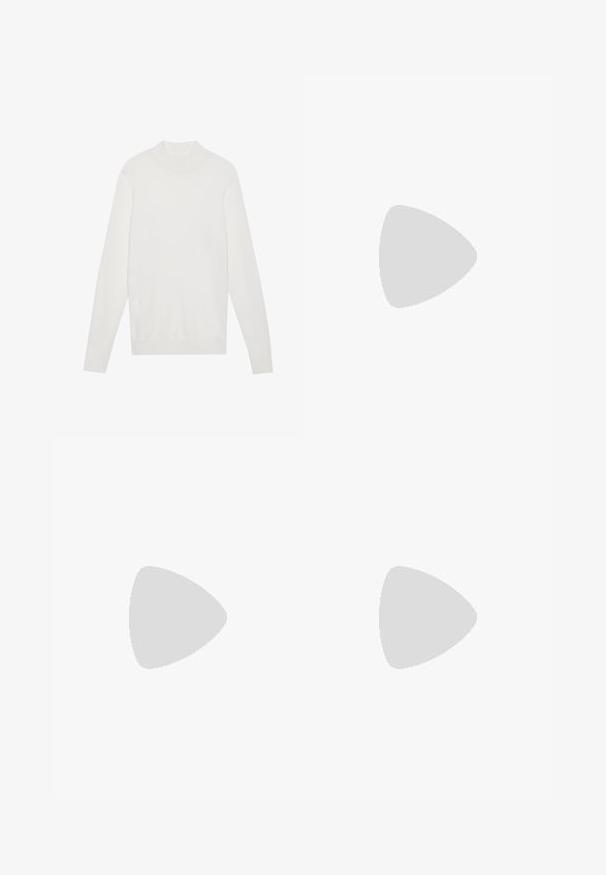 Weißer Pullover mit einem hohen Kragen, langen Ärmeln und gerippten Bündchen sowie Saum. Aus einem weichen Strickstoff gefertigt. Einfaches und tailliertes Design.; Weiße Baumwoll-T-Shirt mit kurzen Ärmeln, rundem Ausschnitt, lockerer Passform und ohne sichtbare Logos oder Muster. Glatte Textur und minimalistisches Design.; Dunkelblaue Denim-Jeans mit geradem Schnitt, Fünf-Taschen-Design, Metallknopfverschluss und kontrastierenden Nähten, die eine dezente Textur aufweisen.; Schwarze Lederschuhe mit einer runden Spitze, Schnürdesign und dicker, strukturierter Sohle. Getragen mit maßgeschneiderten schwarzen Hosen und einem gerippten Pullover.