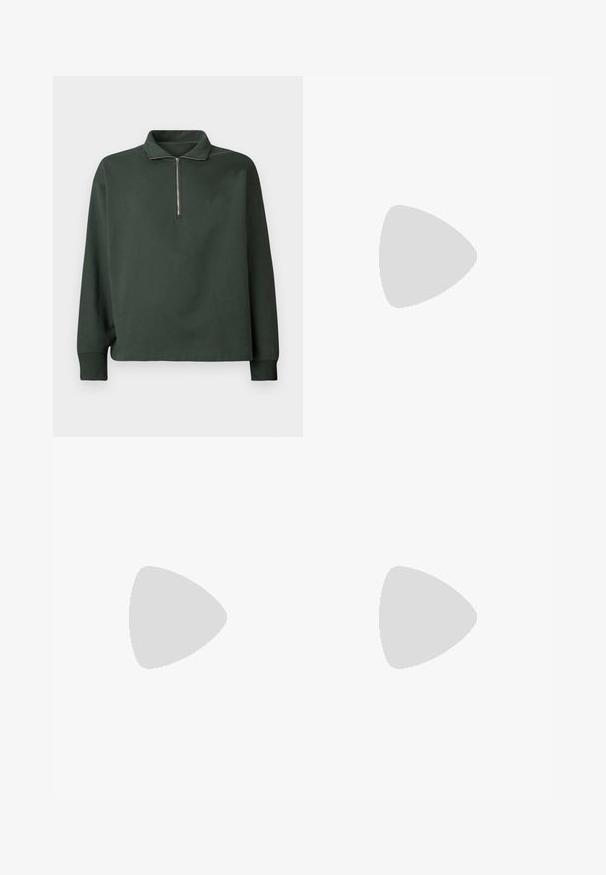 Mørkegrøn pullover med høj krave og en delvis lynlås. Lavet af blødt stof, har lange ærmer og en afslappet pasform.; Lyseblå denimjeans med straight leg-design, der har en mid-rise talje, fem lommer og en lukning med knap og lynlås.; Grå sportssko med overdel i mesh og ruskind, hvide accenter, en polstret sål og et særpræget design med reflekterende elementer.; Tre-lags sølvmetal halskæde med slanke, flexible kæder med en let glans, sikret med en hummerlås og justerbar kæde.